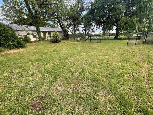 2 Acres of Residential Land with Home for Sale in Collinsville, Texas