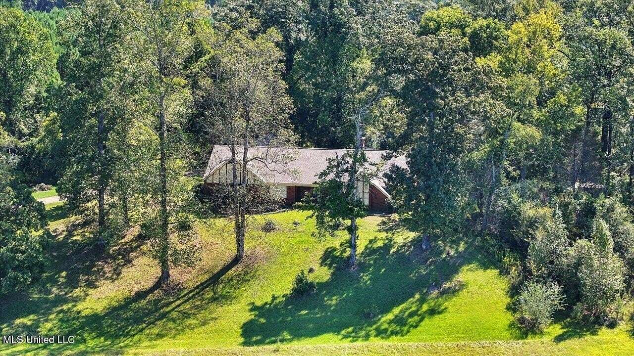 5.48 Acres of Residential Land with Home for Sale in Raleigh, Mississippi