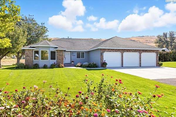 2.44 Acres of Residential Land with Home for Sale in Kennewick, Washington