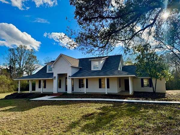 2.5 Acres of Residential Land with Home for Sale in Tupelo, Mississippi