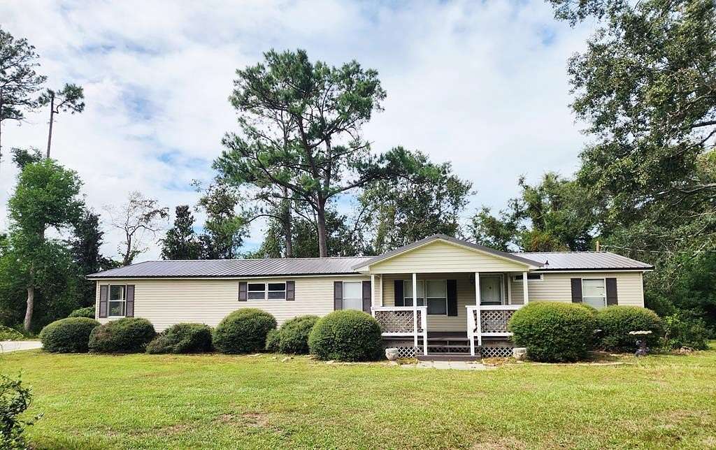 1.55 Acres of Residential Land with Home for Sale in Ray City, Georgia