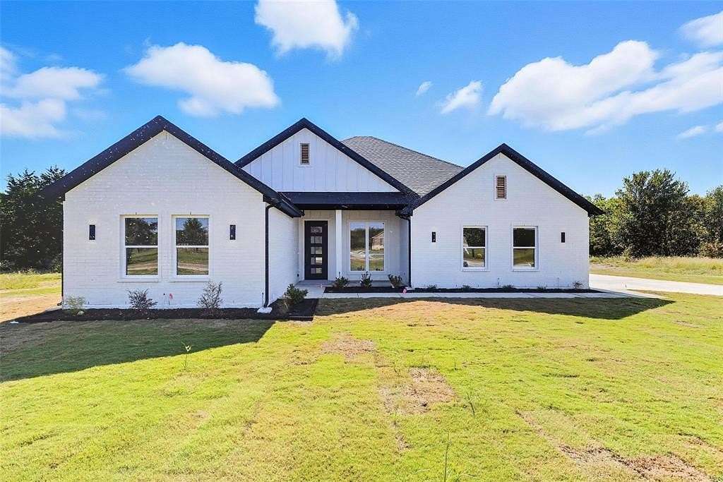 2.59 Acres of Residential Land with Home for Sale in Corsicana, Texas