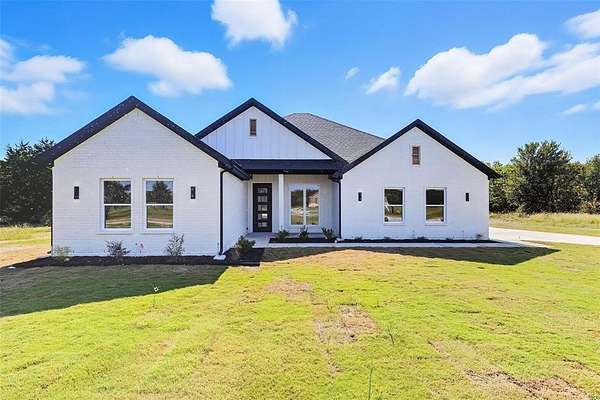 2.59 Acres of Residential Land with Home for Sale in Corsicana, Texas