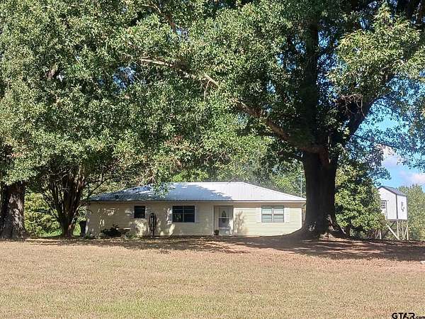 27.3 Acres of Land with Home for Sale in Mount Vernon, Texas