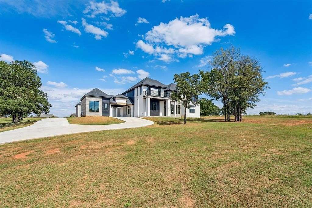 5.45 Acres of Residential Land with Home for Sale in Arcadia, Oklahoma