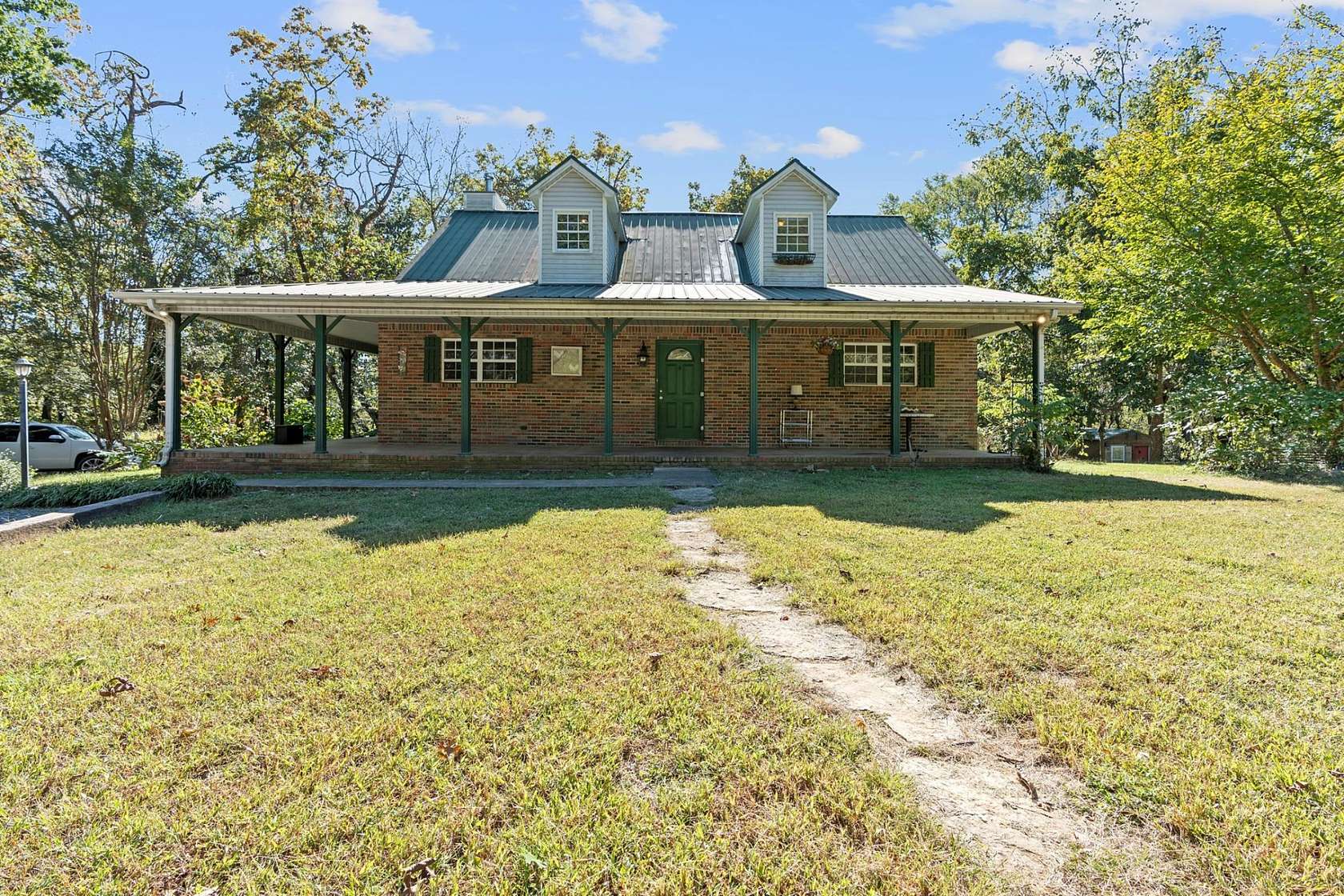 7.83 Acres of Residential Land with Home for Sale in Fayetteville, Tennessee