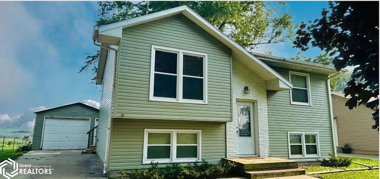 0.3 Acres of Improved Residential Land for Sale in Grinnell, Iowa