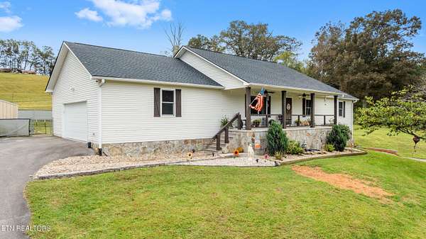 5 Acres of Residential Land with Home for Sale in Loudon, Tennessee