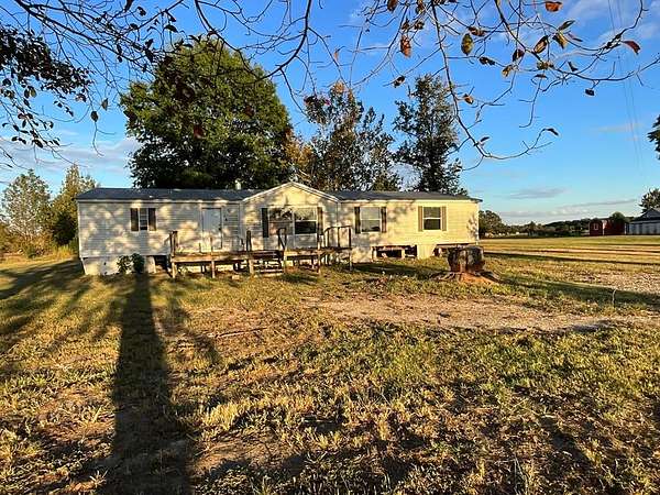 1.67 Acres of Residential Land with Home for Sale in De Kalb, Texas