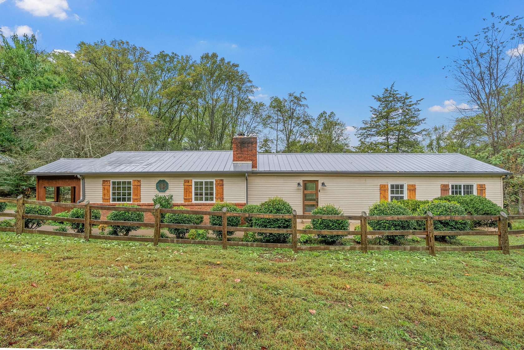 2.14 Acres of Residential Land with Home for Sale in Cunningham, Tennessee