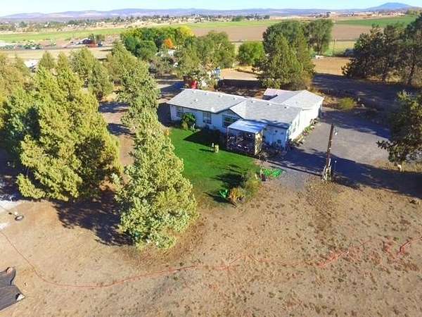 3.26 Acres of Residential Land with Home for Sale in Madras, Oregon