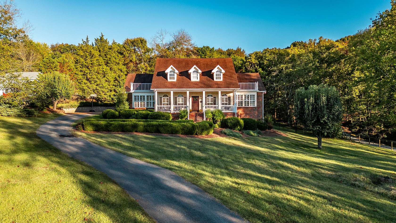 2.75 Acres of Residential Land with Home for Sale in Hendersonville, Tennessee