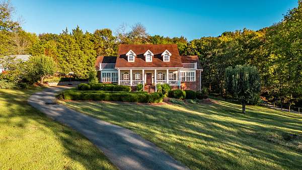 2.75 Acres of Residential Land with Home for Sale in Hendersonville, Tennessee