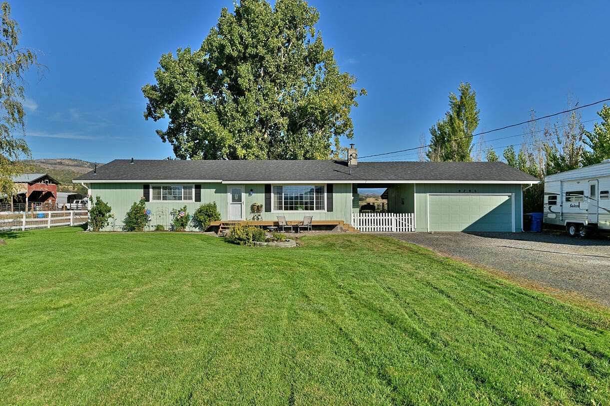 10 Acres of Residential Land with Home for Sale in Eagle Point, Oregon