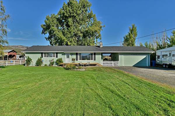 10 Acres of Residential Land with Home for Sale in Eagle Point, Oregon