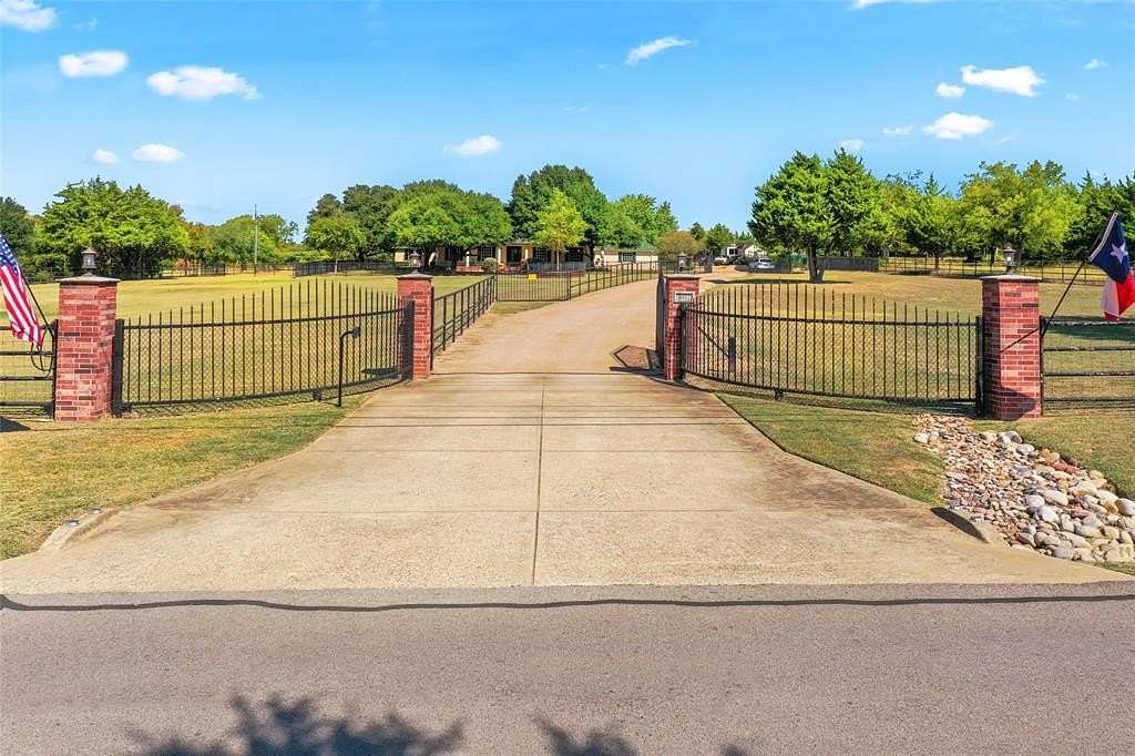 4.33 Acres of Land with Home for Sale in Midlothian, Texas