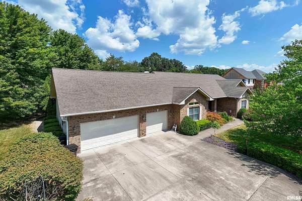 2 Acres of Residential Land with Home for Sale in Carbondale, Illinois