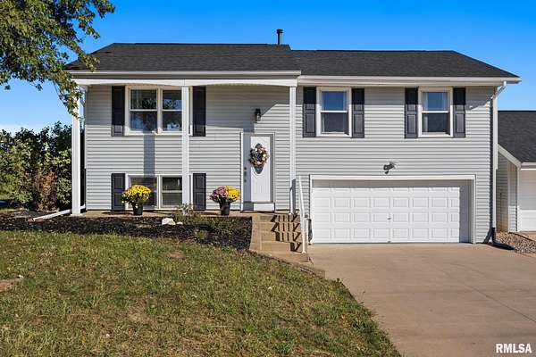 1.8 Acres of Residential Land with Home for Sale in Groveland, Illinois