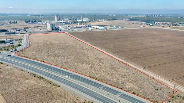 9.16 Acres of Commercial Land for Sale in Goshen, California