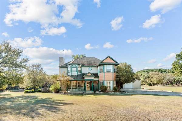 2.5 Acres of Residential Land with Home for Sale in China Spring, Texas