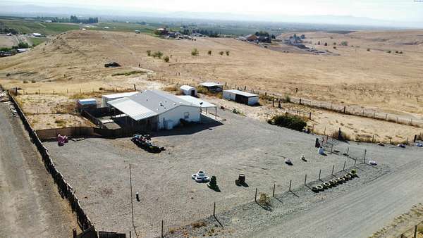 4 Acres of Improved Mixed-Use Land for Sale in Zillah, Washington