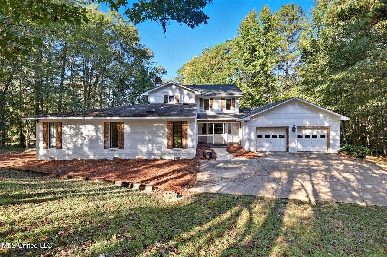 2 Acres of Residential Land with Home for Sale in Brandon, Mississippi