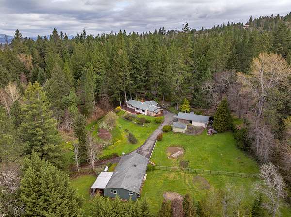 3 Acres of Residential Land with Home for Sale in Grants Pass, Oregon