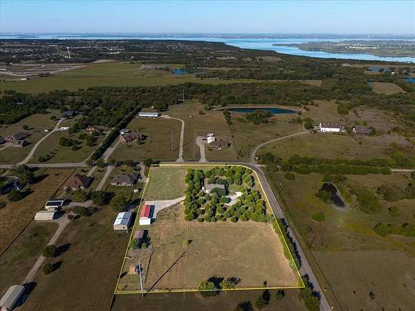 4 Acres of Residential Land with Home for Sale in Farmersville, Texas