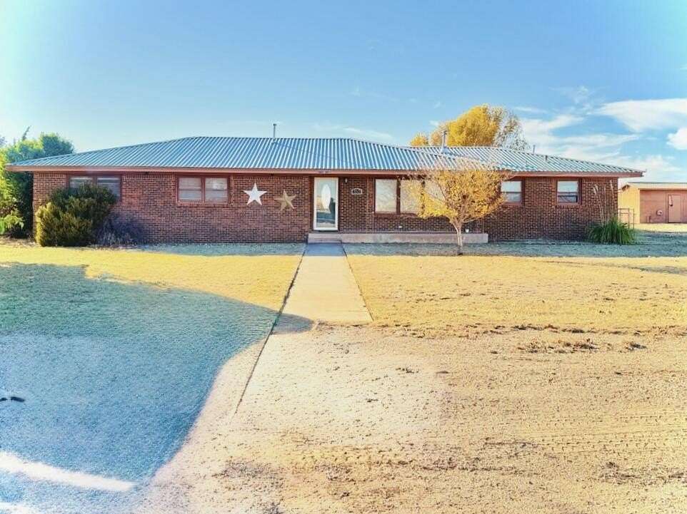 1.5 Acres of Residential Land with Home for Sale in Muleshoe, Texas