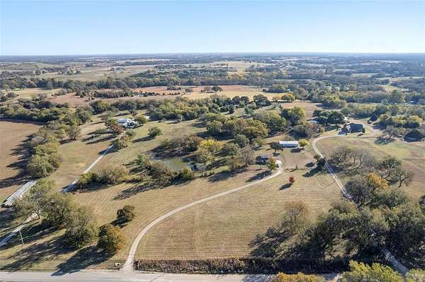 20 Acres of Land with Home for Sale in Shawnee, Oklahoma