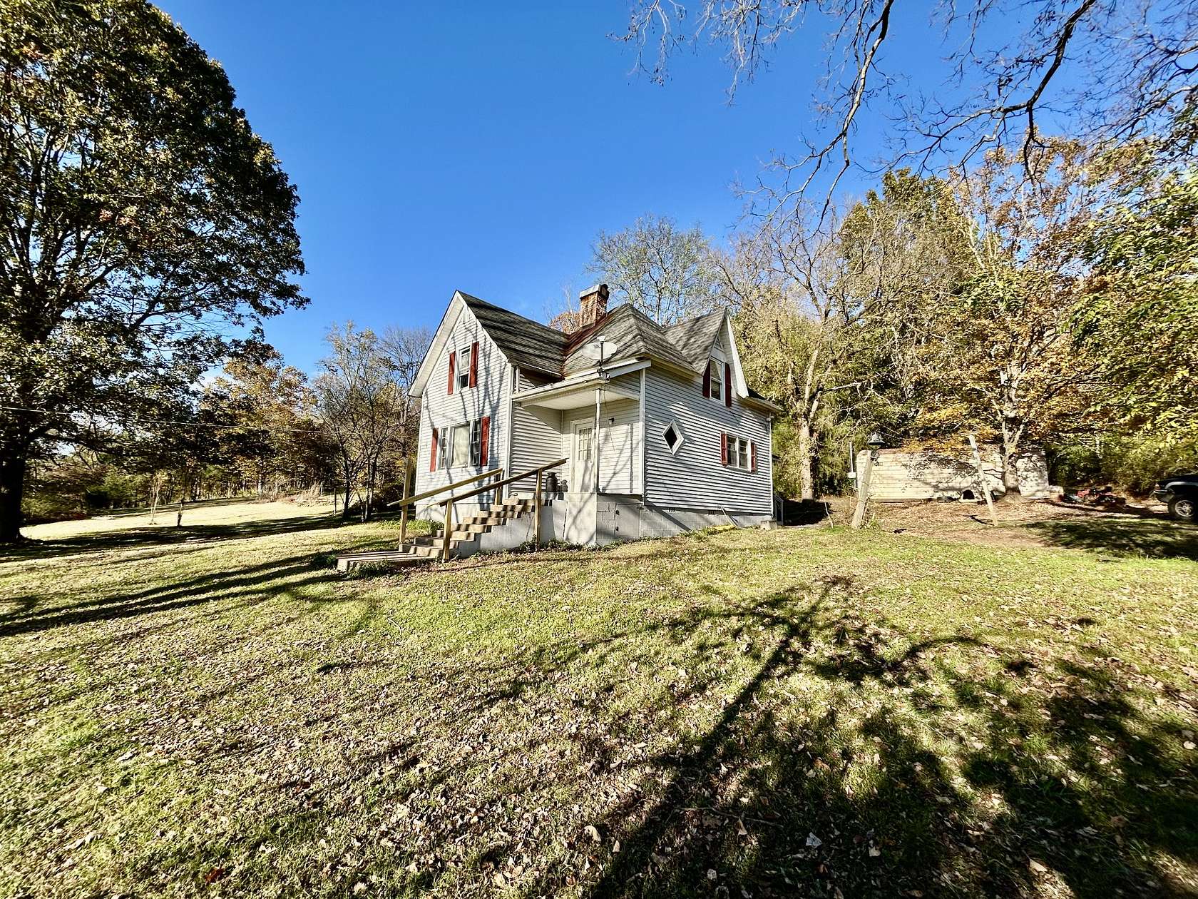 5 Acres of Residential Land with Home for Sale in Pulaski, Tennessee