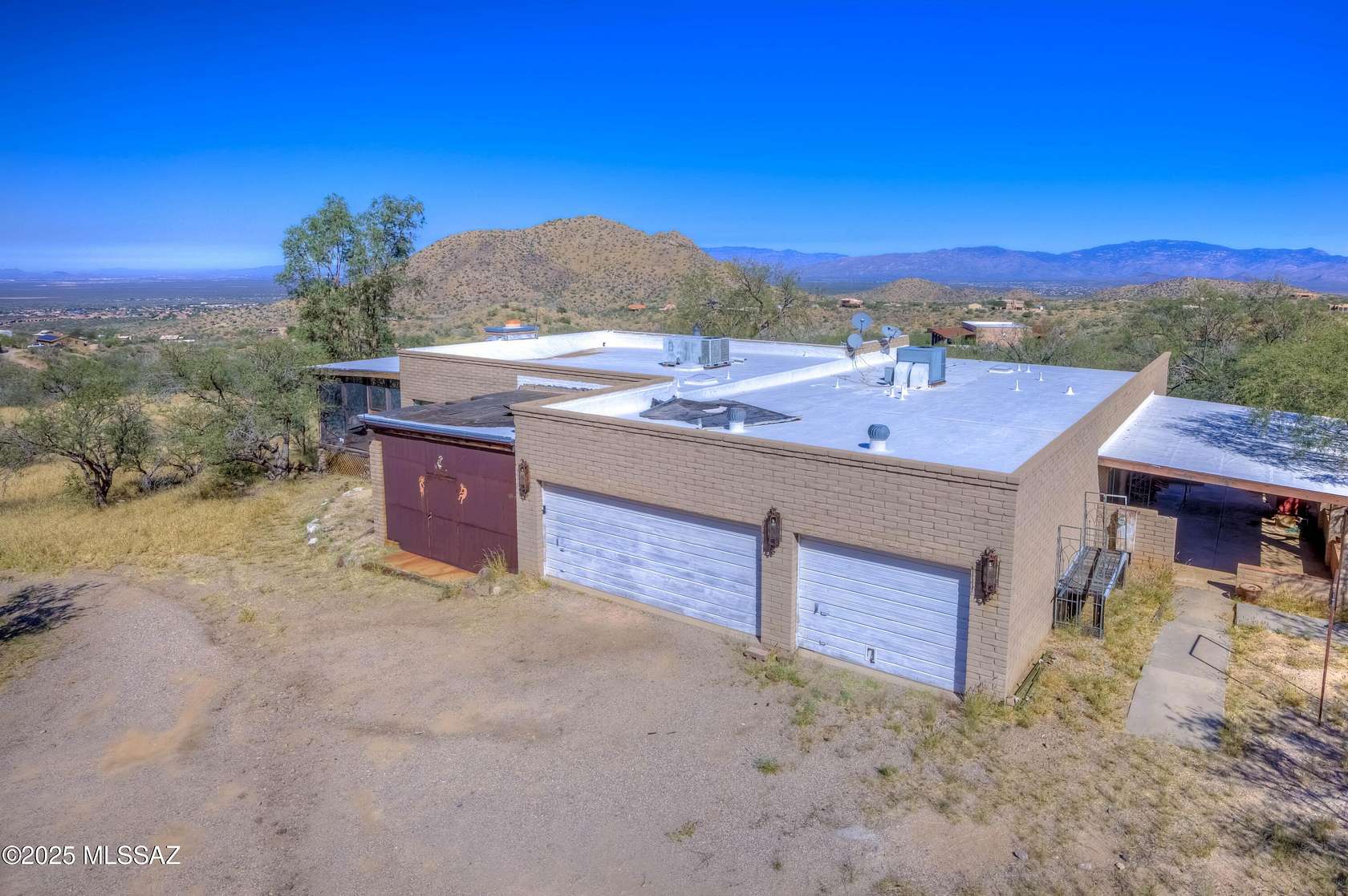 20 Acres of Recreational Land with Home for Sale in Corona de Tucson, Arizona