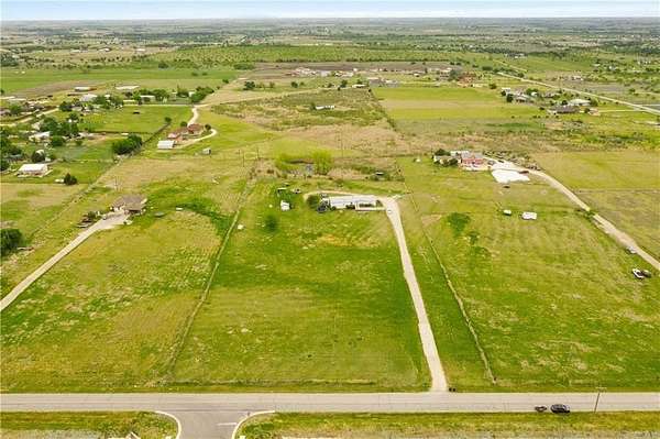 5.26 Acres of Residential Land with Home for Lease in Manor, Texas