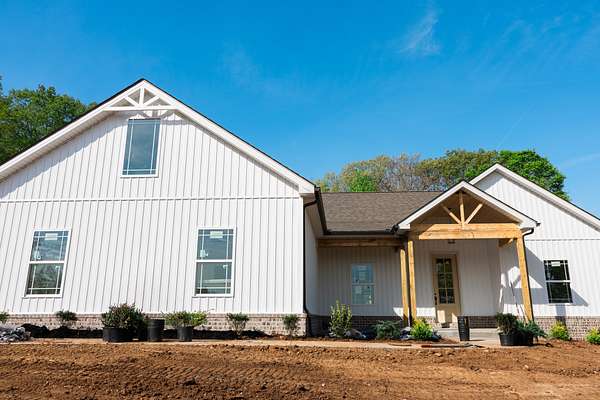 5.34 Acres of Land with Home for Sale in Clarksville, Tennessee