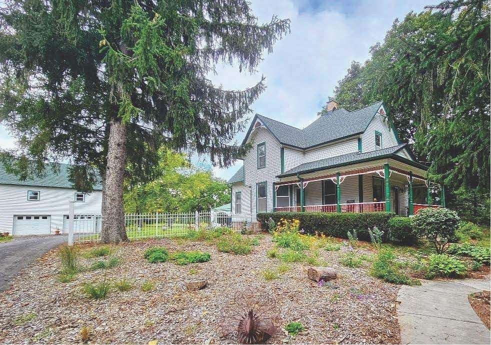 5 Acres of Residential Land with Home for Sale in McHenry, Illinois