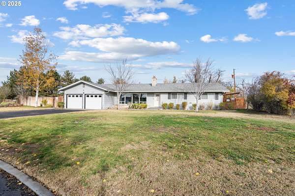 2 Acres of Residential Land with Home for Sale in Hermiston, Oregon