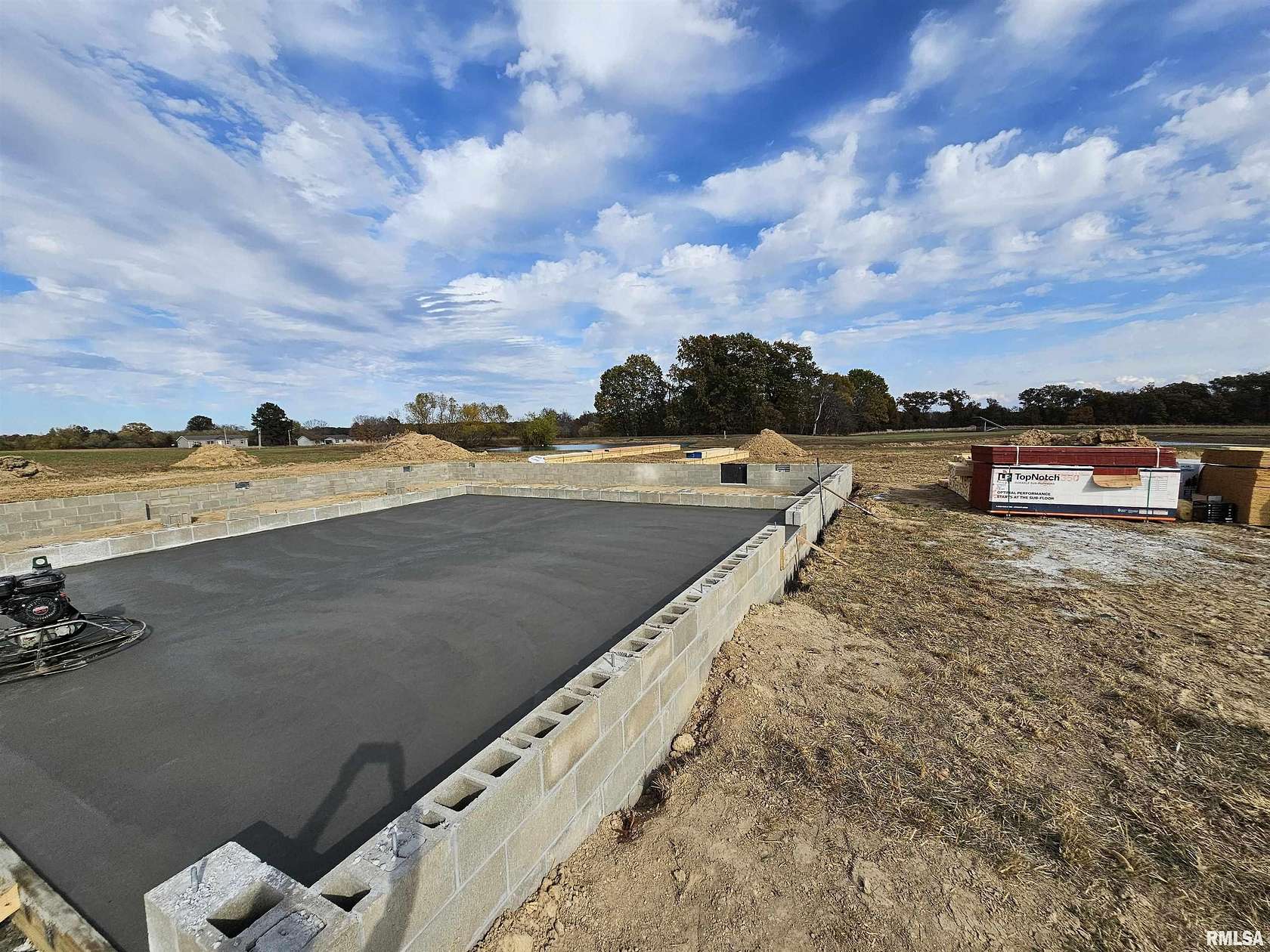 1.77 Acres of Residential Land with Home for Sale in Mount Vernon, Illinois