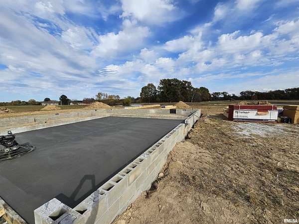 1.77 Acres of Residential Land with Home for Sale in Mount Vernon, Illinois