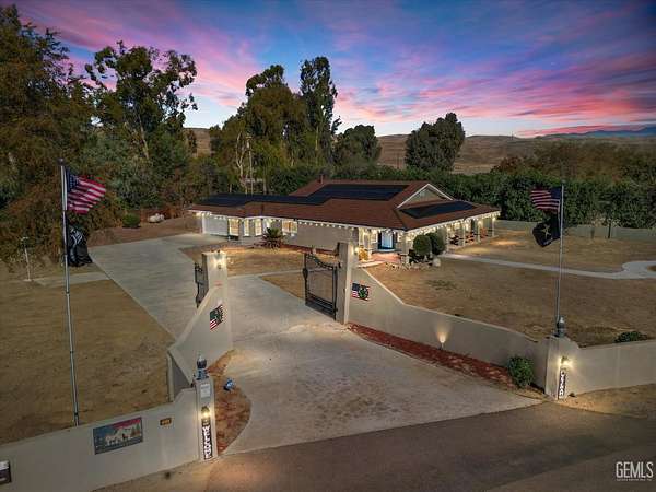 2.5 Acres of Residential Land with Home for Sale in Bakersfield, California