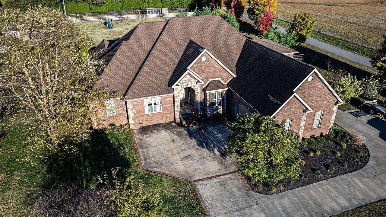 1.5 Acres of Land with Home for Sale in Bowling Green, Kentucky