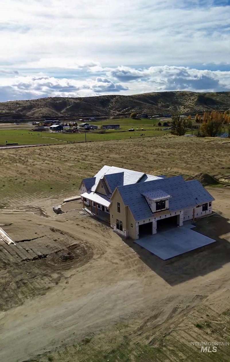 5 Acres of Residential Land with Home for Sale in Emmett, Idaho
