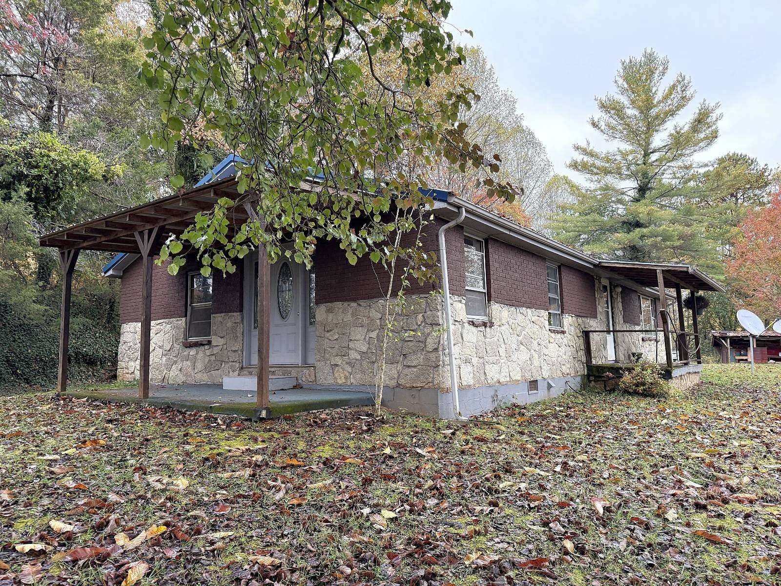 1.6 Acres of Residential Land with Home for Auction in Cumberland Gap, Tennessee