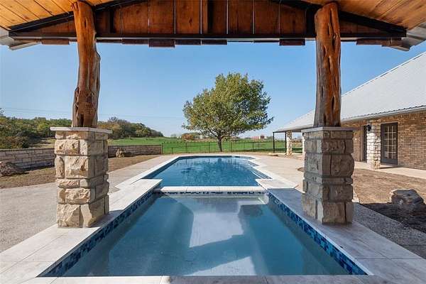 4.1 Acres of Residential Land with Home for Sale in Bridgeport, Texas