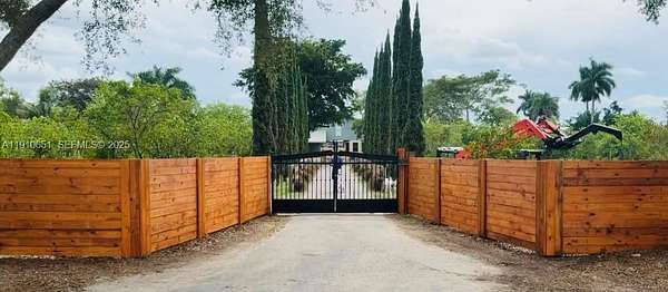 4.8 Acres of Improved Mixed-Use Land for Sale in Homestead, Florida