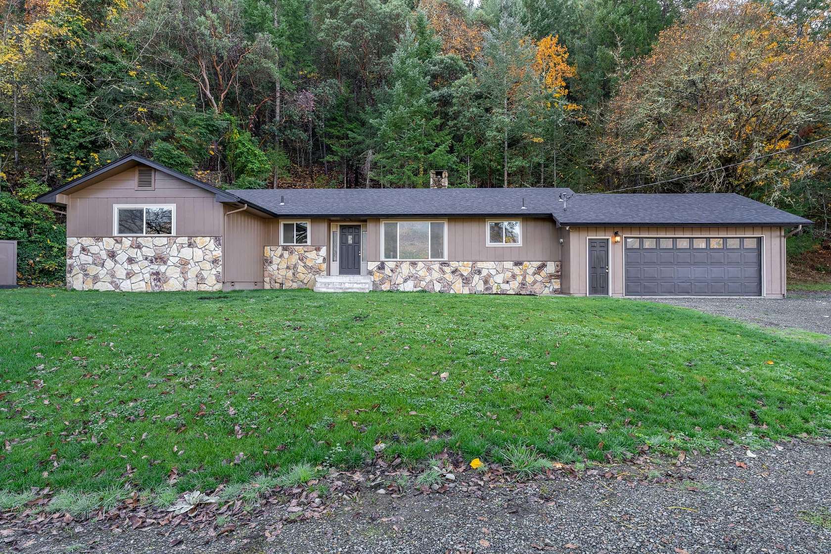 5.17 Acres of Residential Land with Home for Sale in Grants Pass, Oregon