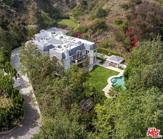 1.53 Acres of Residential Land with Home for Sale in Los Angeles, California