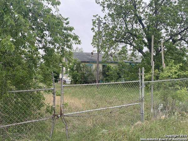 1.84 Acres of Improved Mixed-Use Land for Sale in Von Ormy, Texas