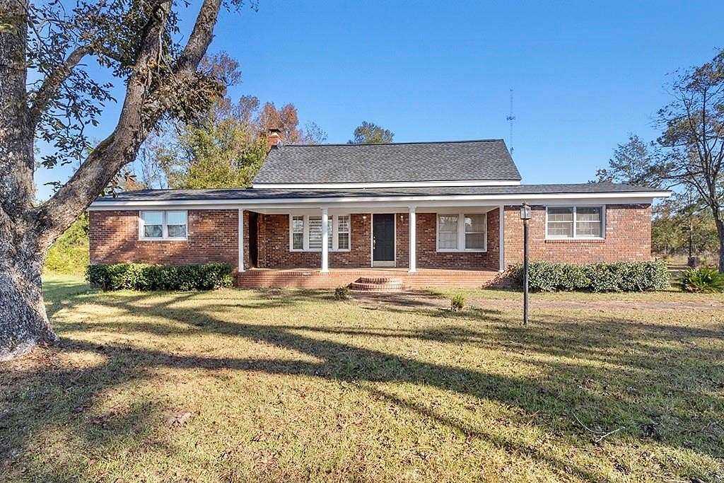 2 Acres of Residential Land with Home for Sale in Swainsboro, Georgia