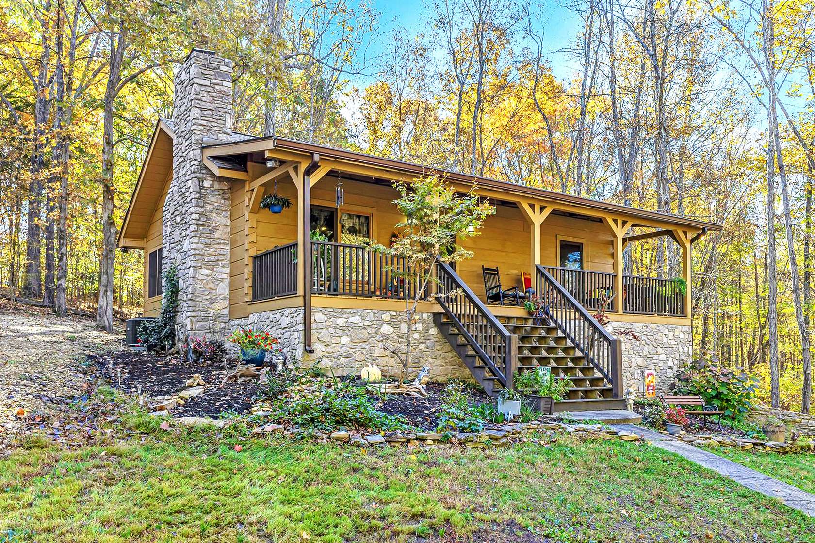 5 Acres of Residential Land with Home for Sale in Bethpage, Tennessee