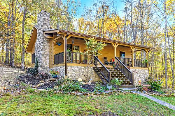 5 Acres of Residential Land with Home for Sale in Bethpage, Tennessee